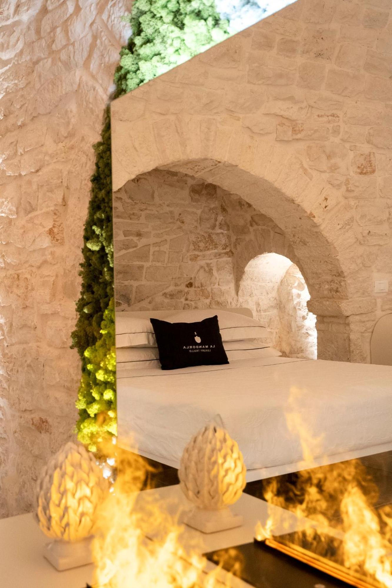 La Mandorla Luxury Trullo Bed & Breakfast Алберобело Екстериор снимка